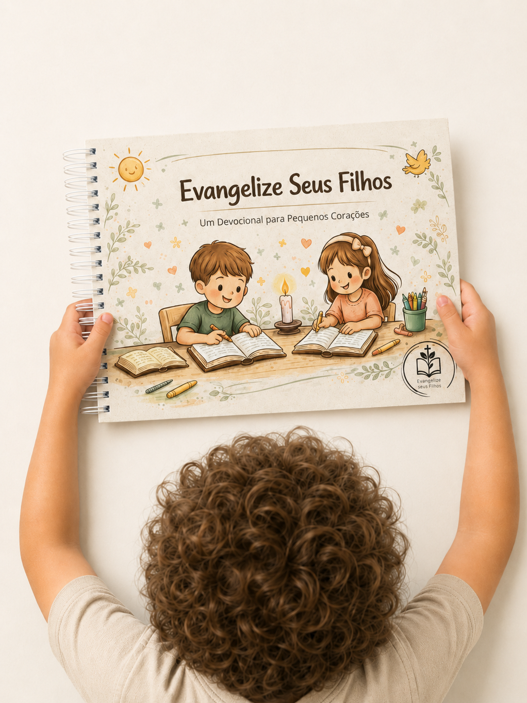Criança segurando o devocional Evangelize Seus Filhos